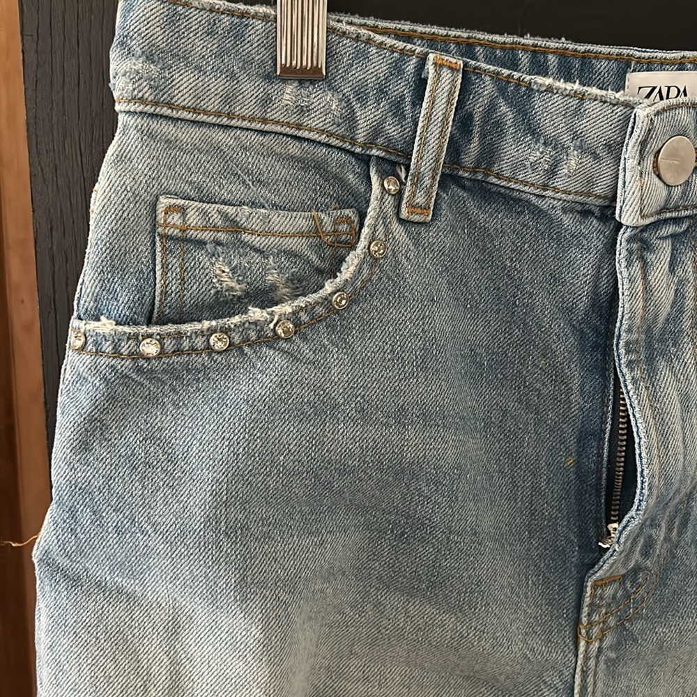 Zara Distressed Embellished High Rise Mom Short. Size S - Picture 6 of 10